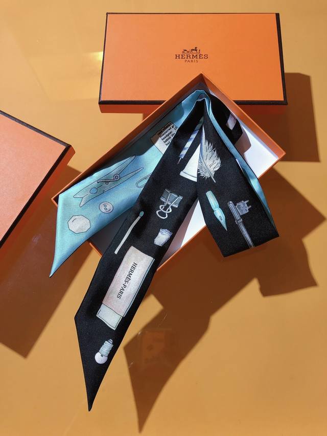 Phms2483 爱马仕 袋中乾坤 Twilly小丝巾双面双款！顶级斜纹真丝打造 超精细的印花非常清晰 绝对是送礼自用的首选丝带既可绕于颈间，亦可缠于腕部、腰部