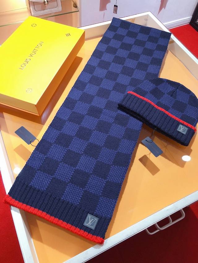 Rlv1955 极品套装 Lv超强硬货加厚棋盘格羊绒 围巾+帽子 超暖舒适全羊绒版，粗款风格针织技术编织出经典棋盘格，收边用了非常特别的颜色，真心佩服设计师的灵