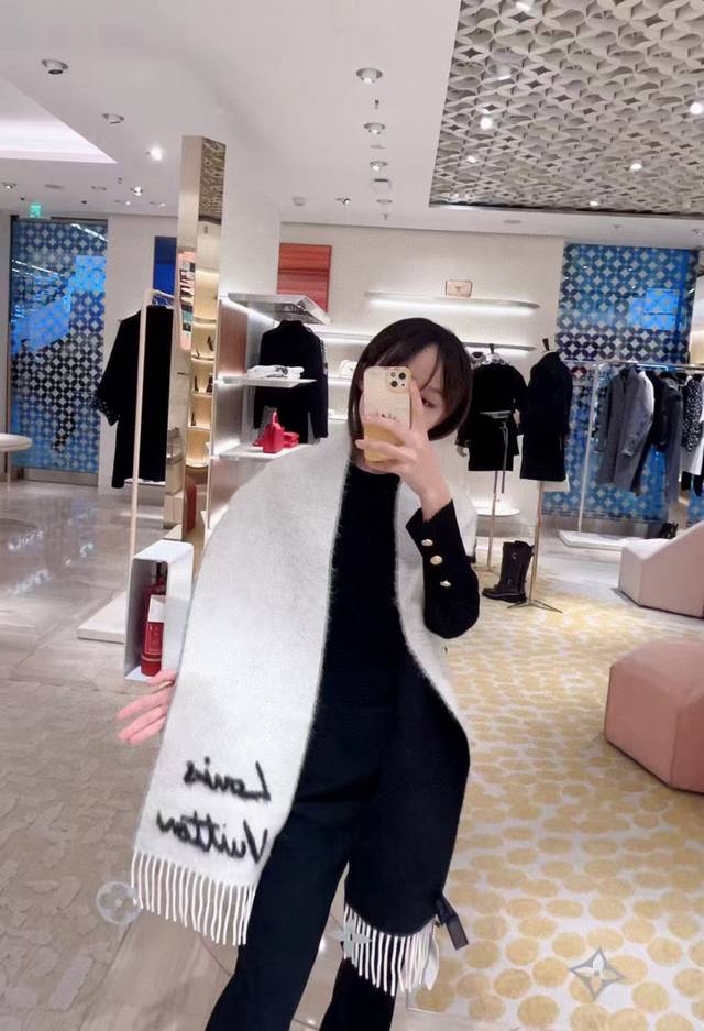 大驴家最美的围巾没有之一，独家首发，Fluffygram 围巾取材羊驼毛和绵羊毛混纺，以拉绒处理营造舒适暖意。手写体路易威登标识点睛一隅，为日常造型注入潮流格调