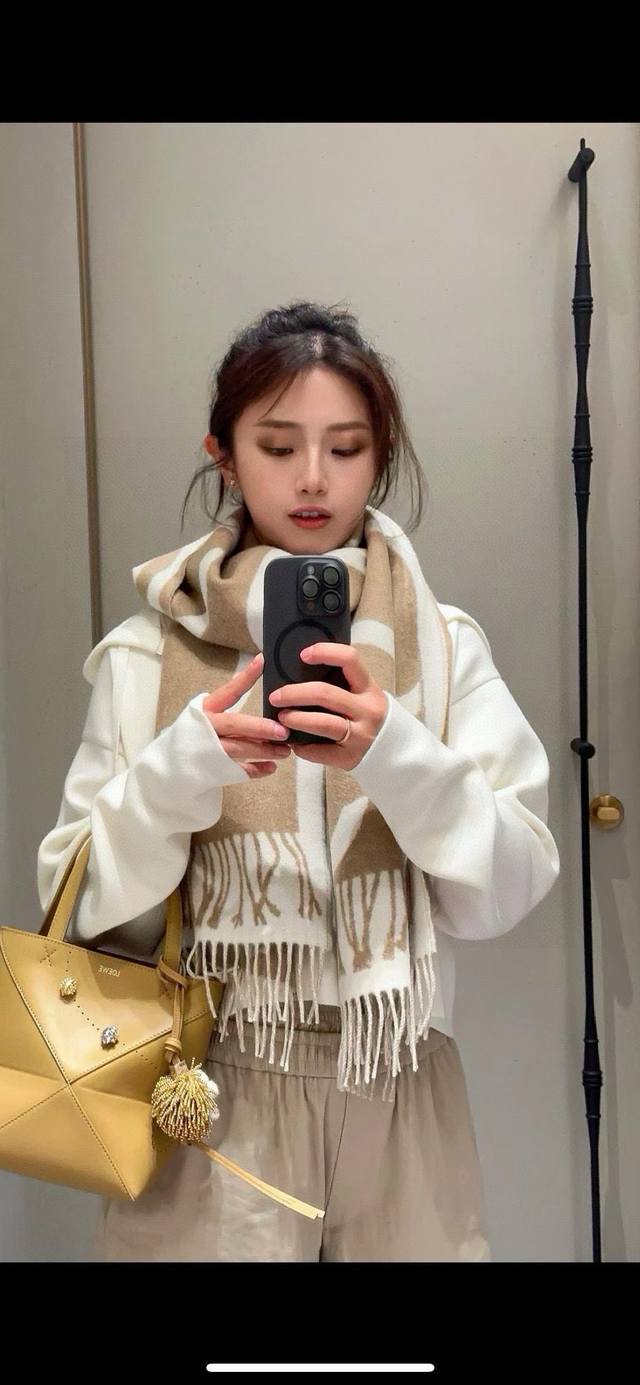 Loewe新品罗意威很幸運拿到這個品牌的東西，真的不多見，很少在國內做訂單，款式真的少的可怜羅意威作為西班牙的頂尖奢侈品牌，秉承傳統，技藝，熱誠，散髮獨特的西班