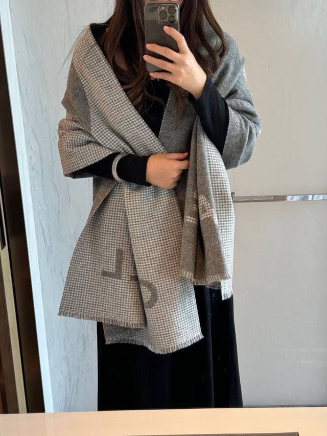 Chanel香奶奶尾单新款23B千鸟格拼色羊绒围巾，直接出欧洲的，正儿八经的正品订单 和大货一起出来，不用多流弊的文字，它是全世界最好的Chanel，上身才会知