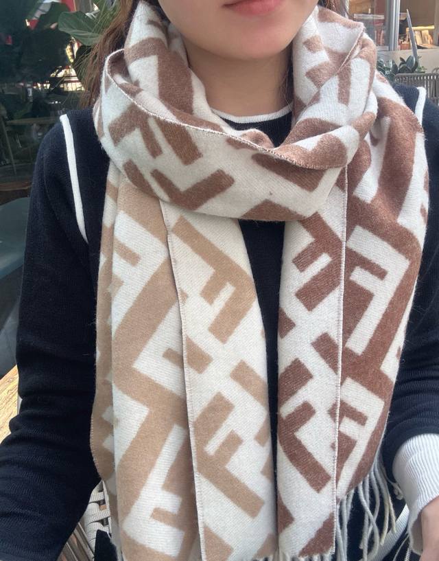 Fendi新款老花渐变双面羊绒围巾，柔软细腻的双面风格，Ff经典提花渐变；柔软的羊毛和羊绒材质。来自Stefano Pilati合作设计系列。渐变效果以棕色向米