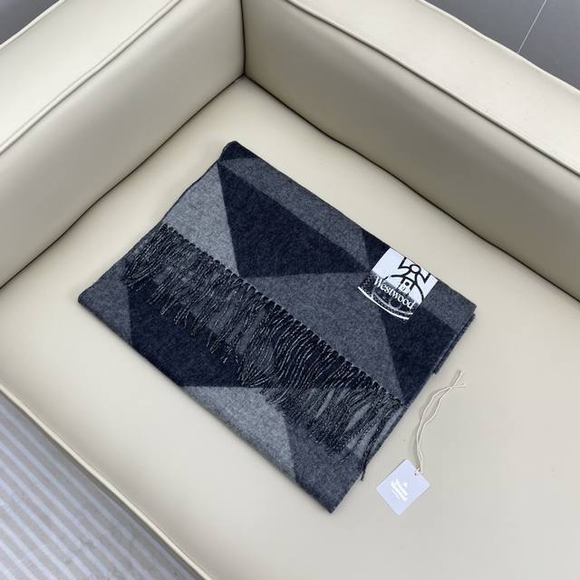 顶级品质英国朋克教母“西太后Vivienne Westwood”最爱的土星从精神上，Vivenne Westwood才是最能代表英国人的时尚品牌.本季强推的一款