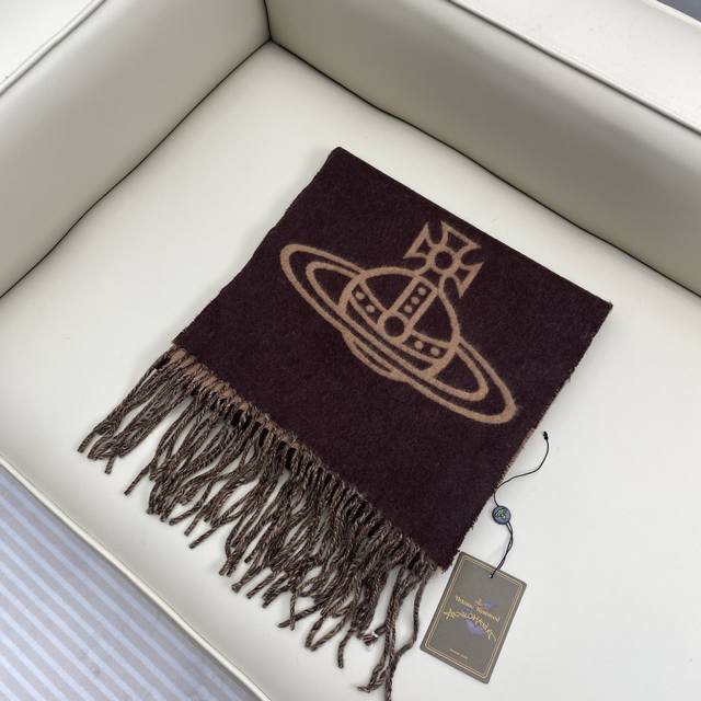 顶级品质英国朋克教母“西太后Vivienne Westwood”最爱的土星从精神上，Vivenne Westwood才是最能代表英国人的时尚品牌.本季强推的一款