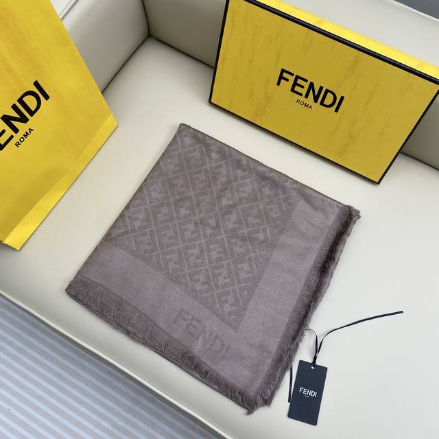 双F标志丝毛披肩 140*140Cm.60%真丝.40%羊毛 质地轻盈的大号方形披肩。标志性Fendi披肩，特别深蓝色羊毛和有机桑蚕丝混纺材质，边缘饰有手工流苏