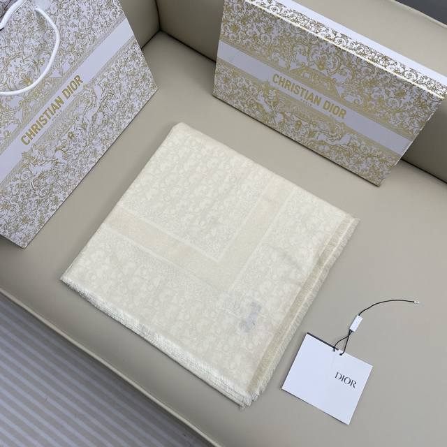 金属书签印花披肩 31% 桑蚕丝.29% 粘胶纤维.22% 绵羊毛.9% 山羊绒.9% 聚酯纤维 这款金银色调披肩焕新演绎品牌经典的 Oblique 印花，彰显