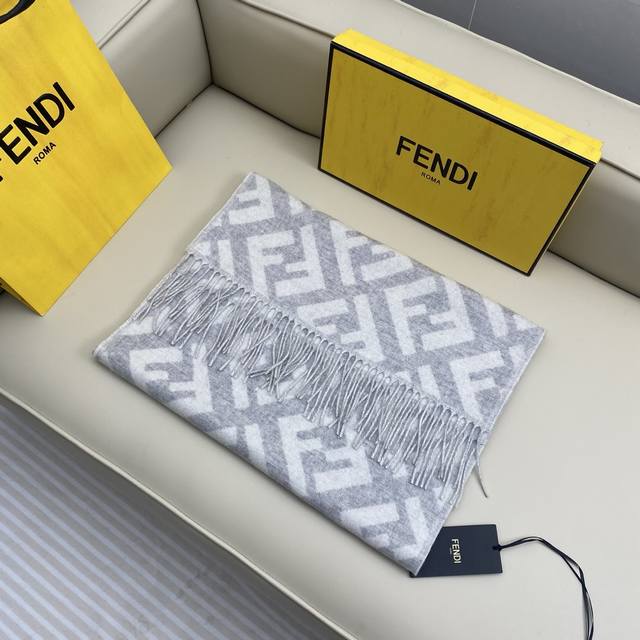 双F羊绒围巾 170*45Cn.100%山羊绒 棕色Fendi老花羊绒围巾，以品牌标志性的Ff Logo为灵感，将经典美学融入冬日配饰，打造不可或缺。精选进口优