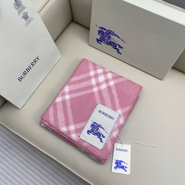 高版斜纹标签 格纹羊毛围巾 182*30Cm.100%羊毛 羊毛围巾于精纺打造，装饰新季格纹。融入毯边锁缝细节，拉绒工艺赋予其柔软触感。毯边锁缝细节– 马术骑士