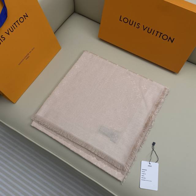 素色字母组合披肩 140*140Cm.60%桑蚕丝.40%绵羊毛 Monogram Classic 披肩向路易威登传统旅行毯汲取灵感，以摩登笔触焕新 1989