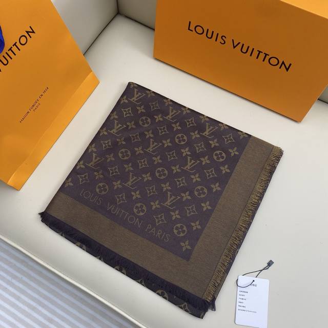 Monogram Shine 披肩臻选染色丝线与柔软的卢勒克斯金属丝，以奢华浪漫的提花织纹演绎经典 Monogram 图案，呈现对比魅力。提花字母披肩140*1