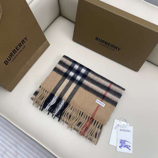 经典格子羊绒围巾 Size：168X30Cm 100%山羊绒 最新蓝标、格纹精准有神～细节满分 经典格纹～ 干练气质 贵族风！礼品单的首选之王、完全不踩雷 不挑