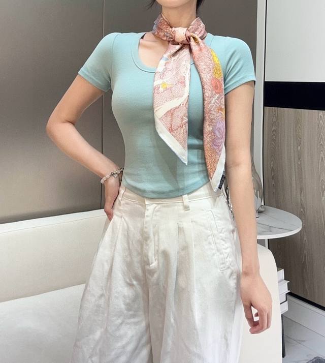 重磅推荐的爱马仕丝巾 回归自然 90方巾 18Mm顶级真丝 双面同色印花方巾 Retour A La Nature 回归自然 丝巾尺寸：90*90 方巾 100