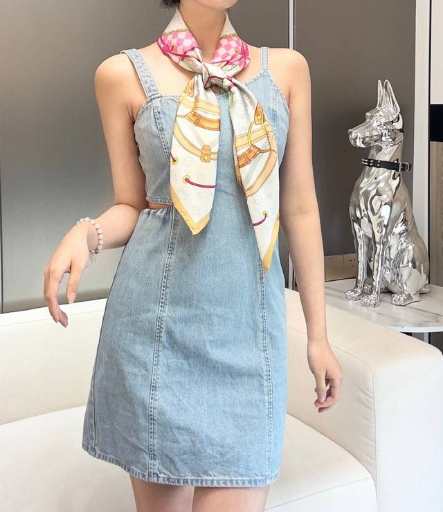 Flower And Straps 桑蚕丝方巾以瞩目笔触彰显雅致风范，依托丝印工艺描绘 Monogram 花卉、肩带、挂锁和行李牌，令路易威登的美学图腾迎来摩登