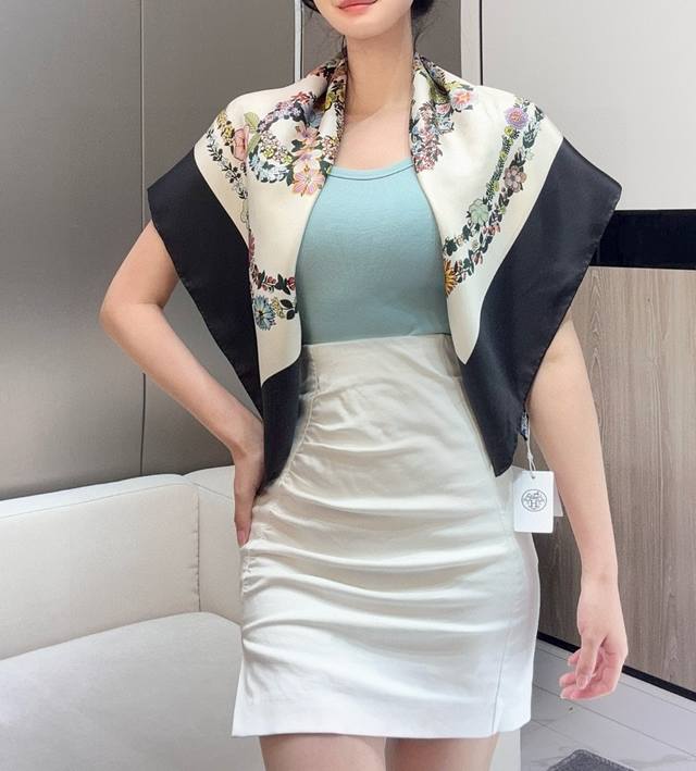 2025年春款爱马仕Hermes华丽的缰辔花卉版”1材质:桑蚕丝②配色:4款 3设计师:克莉丝汀娜 亨利 4设计灵感:来自于雨果 格里卡尔的作品，重新构想“华丽