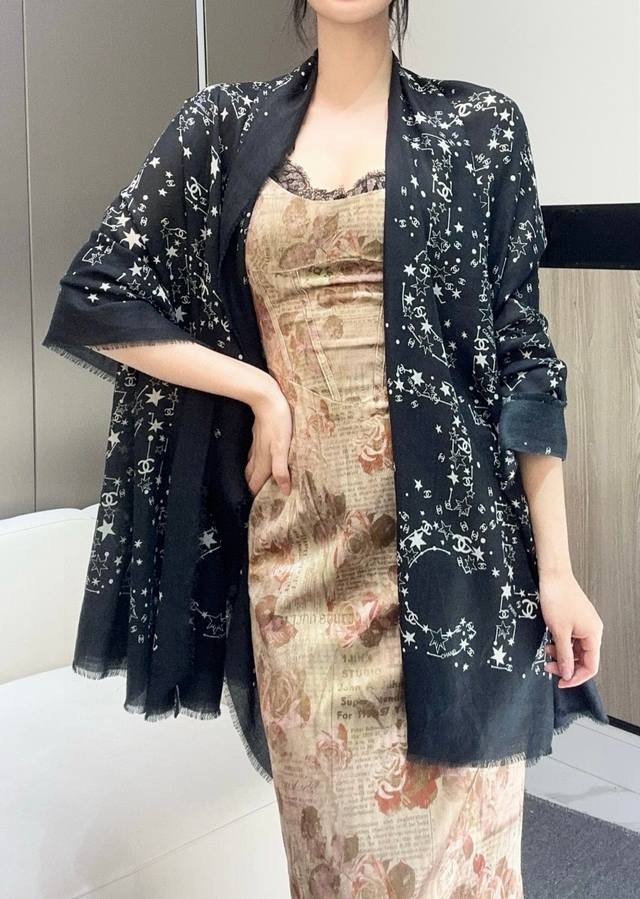 2025年香奈儿秋冬提前上新，美女都爱此款 超级有腔调！！！ 谁懂这种秋冬调性的美啊？！！！这款小香披肩也是我疯狂喜欢的一款，一试完就爱惨！！！300支戒指绒简
