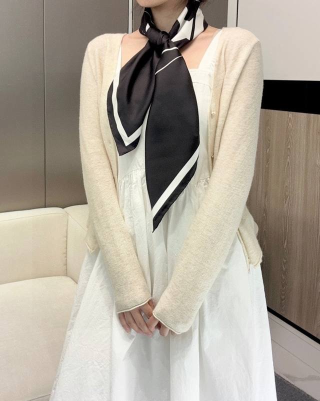 温柔笃定的法式调调，美到心都化了醉了！！纯纯的Chanel小姐姐 是宇宙的情人款，香粉欢喜时刻！！！这样的Chanel，Lady人像和经典黑白双C的完美融合！！