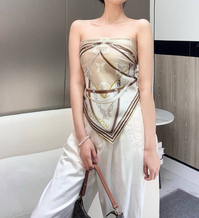 L V丝巾质地非常柔软，随便怎么系怎么绑，随心造型！细节上也是非常赞，图片根本反映不了她的美，精致之中显态度，时尚大牌又非常的日常。配色很有高级色系，配上这样让