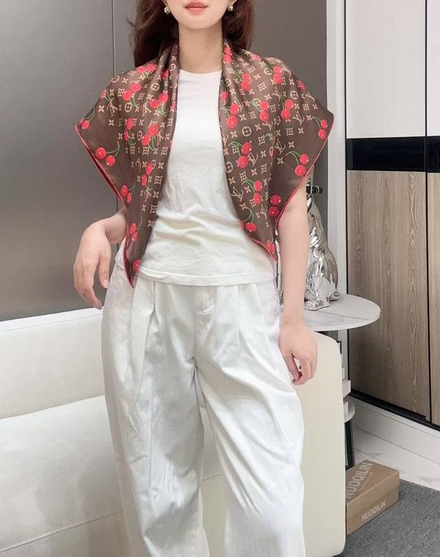 欧阳娜娜同款，专柜一条难求极致双面印花！ Lv X Tm Monogram Cerise 桑蚕丝方巾出自路易威登 X 村上隆复刻系列，以明快的艺术风格重绎经典品