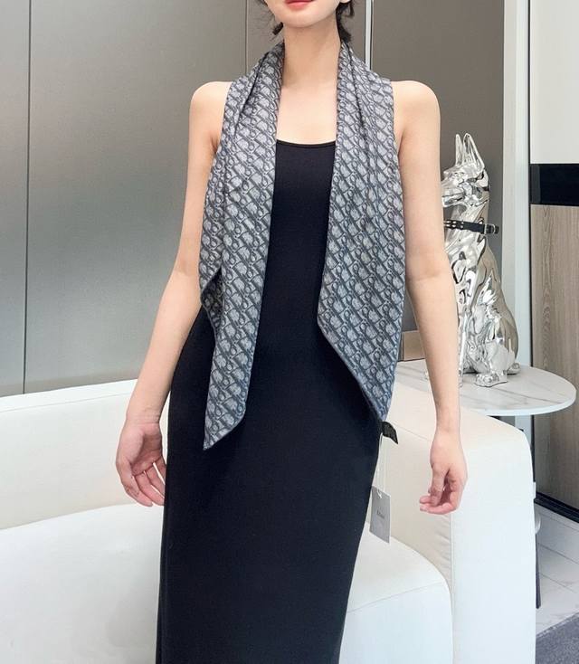 迪奥2025爆款出货.D家字母配灰蓝色系高级感拉满，优雅大方的风格，永远不过时，无论搭配什么衣服都会气质爆棚！110尺寸刚好，不大不小，可当披肩，可当 围巾，采