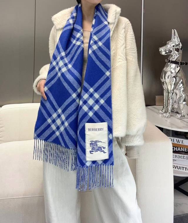 怒推走量新款巴宝莉官网最新款 %顶级双面山羊绒材质非常保暖 柔软亲肤，不扎脖经典巴宝莉格纹设计男女通用情侣款尺寸32*192Cm中性款男女各自选择自己中意的颜色