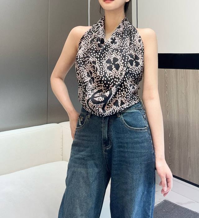 实属罕见的Chanel中古丝巾，由白色圆点巧妙构成的图案。图案元素丰富多样，包含经典的双C标志、山茶花朵以及四叶草等造型 ，这些图案错落有致地分布，呈现出一种优