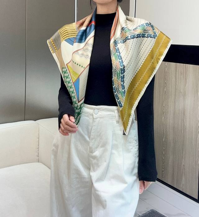 编织演绎的盛装舞步”90丝巾_Hermes 手工卷边 %桑蚕丝 这款披肩采用经典真丝面料，柔软轻盈，佩戴方便。寒冷时分或微凉夜间的理想之选。 法国制造。 设计师