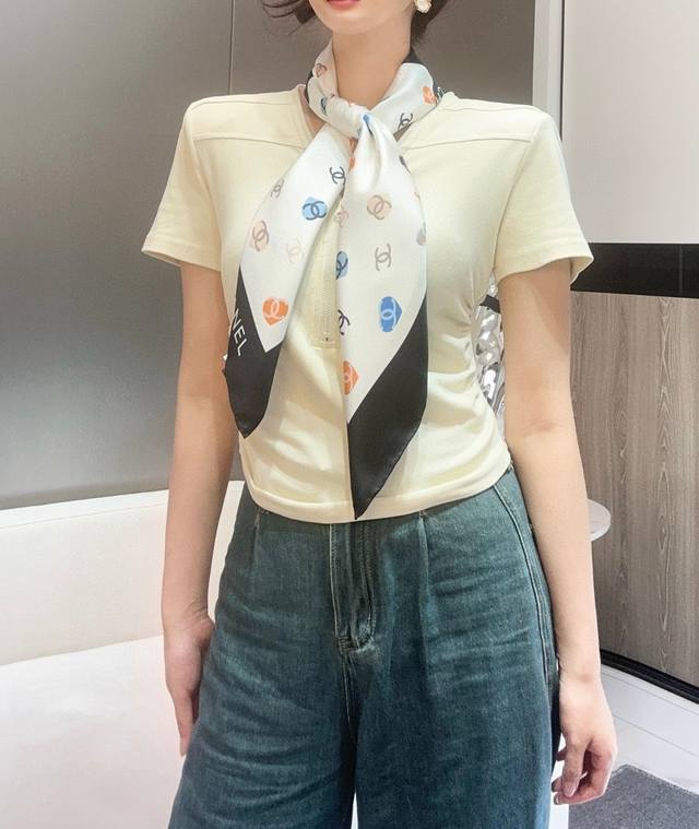 Chamel 小香蝴蝶结90 真丝方巾抢Vip推荐 下手一定要快 高端 大爱女人尤物 货极少 四季都可以用真心美的让人非常非常心动 上身效果简直美翻了 品质非常