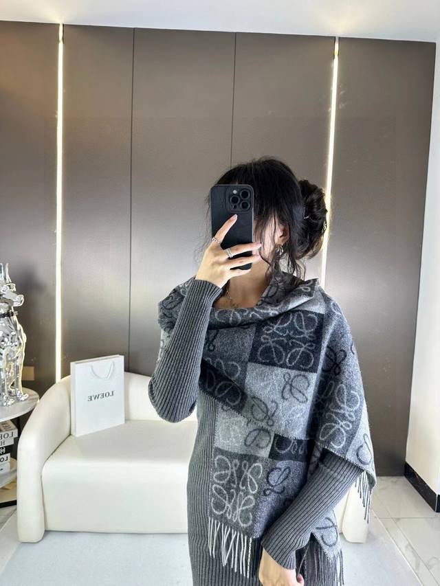 高版本 。价优版本 品名: 新双色棋盘格 面料：羊毛羊绒 尺寸：40* 不含须 颜色： 绿色 全新升级色纺织造 色彩更饱满 手感更加细腻 从纱线的根源升级 才是