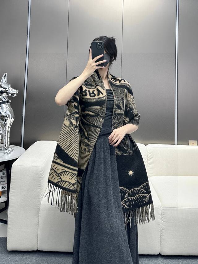 Burberry ｜ 天体独角兽围巾 格纹拼天体印花纯羊绒提花围巾 Ab版 尺寸： Cmx45Cm 独角兽被视为一种普遍正面的象征。寓意爱情、幸 运、勇气、美好