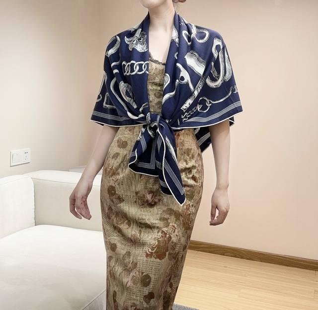 马具故事的诗意回顾”140双面披肩 设计师 弗洛伦斯 曼里克 Florence Manlik 尺寸：136 5X 135厘米 材质：30真丝70羊绒 创作渊源