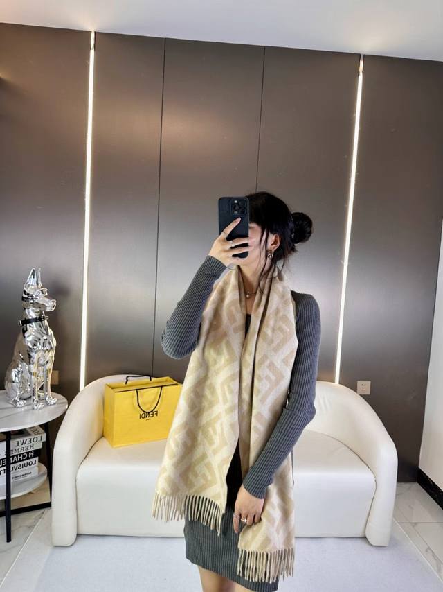 面料：羊绒 尺寸：45* 颜色： 咖色 红色 灰色 奶茶色 时尚达人搭配首选 长款流苏围巾。棕色羊绒和羊毛材质。提花织纹重现同色系Ff图案。