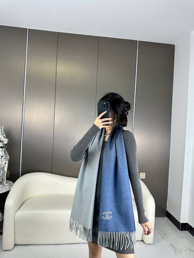 香奈儿 渐变色巴黎时装展商务男士女士通用双面羊绒披肩代工厂P臻选上乘的超细羊绒纤维 进行纯手工精梳处理 耗时耗力 再以清泉水浸泡涤荡 使羊绒纤维呈现出独特的蓬松