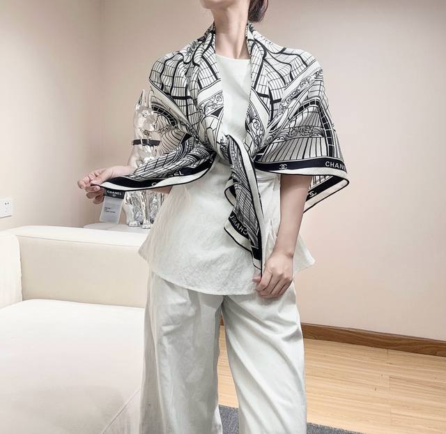 2025年秋冬新款香奈儿 丝羊绒方巾抢Vip推荐 下手一定要快 高端 大爱 纯羊绒 婴儿触感舒服到飞女人尤物 货极少 四季都可以用真心美的让人非常非常心动 上身