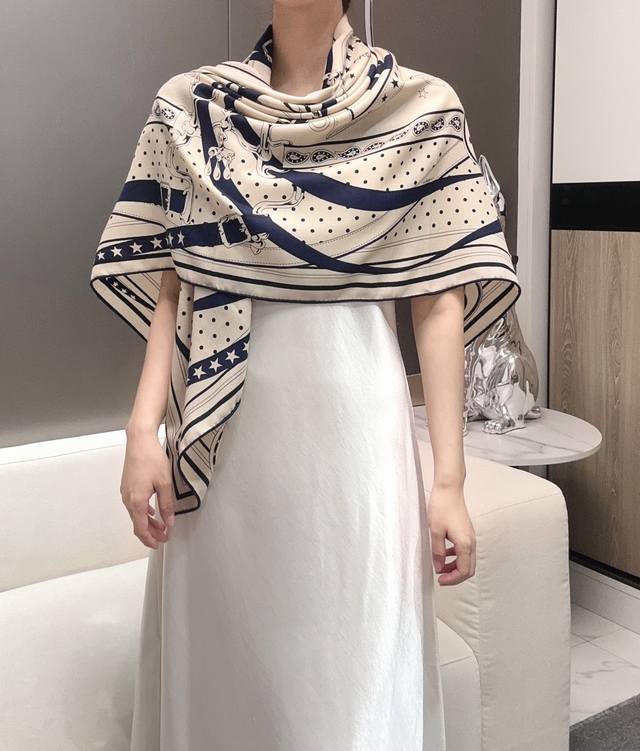 上新丝绒大披肩双面同色 清晨漫步 140*140尺寸，70%羊绒30%真丝 这条爱马仕羊绒丝巾是春夏新款中的一匹黑马，深蓝和米色交叠，淡雅温柔，140Cm的大画