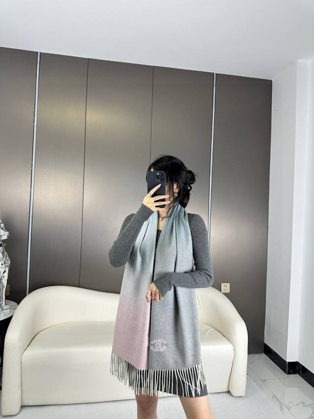 香奈儿2025渐变色巴黎时装展商务男士女士通用双面羊绒披肩代工厂P臻选上乘的超细羊绒纤维 进行纯手工精梳处理 耗时耗力 再以清泉水浸泡涤荡 使羊绒纤维呈现出独特