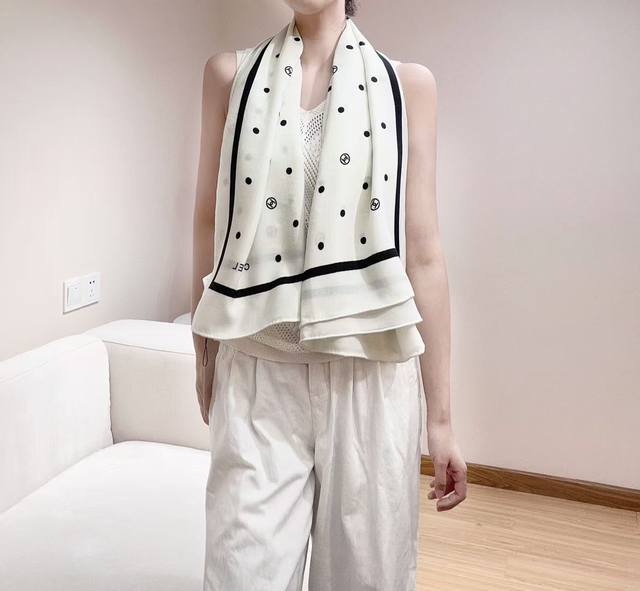 Chanel 25P 140顶级丝毛双面同色印花 简洁的双C设计配上小圆点 黑白配色大大方方 越简单越美丽 时尚感满满 尺寸：135*135 成份：30%真丝7