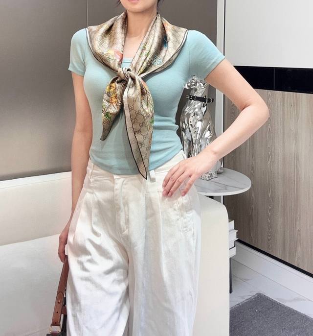 18姆米双面 动物和花卉印花桑蚕丝方巾-Gucci 品牌典藏图案在与全新醒目印花的衬托下熠熠生辉。 这款方巾匠心缀饰动物和花卉印花，彰显Gucci从大自然汲取而