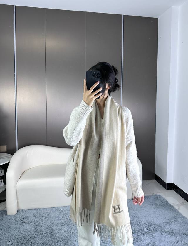 上新！ 年Hermes 爱马仕，大H难得一见的温柔配色，低调又不失优雅 重点推荐双边配色，一条围巾两种风格搭配，高级舒适时髦气质，大牌范十足，超级安利大H这款触