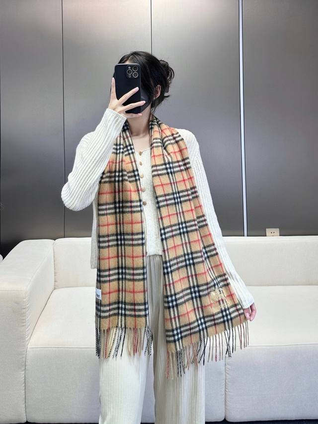 年重磅推荐巴宝莉官网最新款 格纹战马 %顶级山羊绒材质非常保暖 柔软亲肤，不扎脖经典巴宝莉格纹设计男女通用情侣款尺寸32*192Cm中性款男女各自选择自己中意的