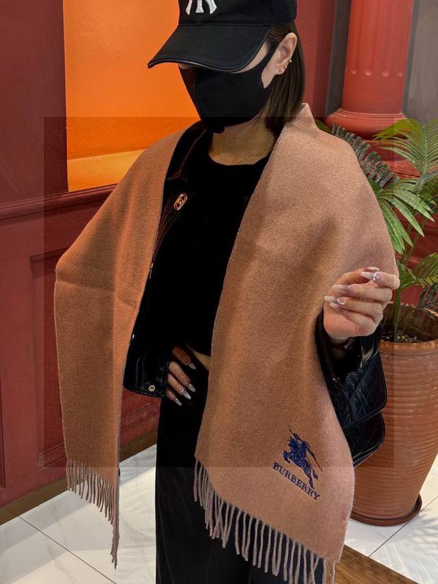 太美了巴宝莉 情侣款 美到要尖叫专柜最新款英伦欧美范儿 又是一款即时尚又实用的大围巾&长巾，撞色的颜色搭配很协调，围巾手感柔软，戴起来时尚暖和，大气有范儿，格子