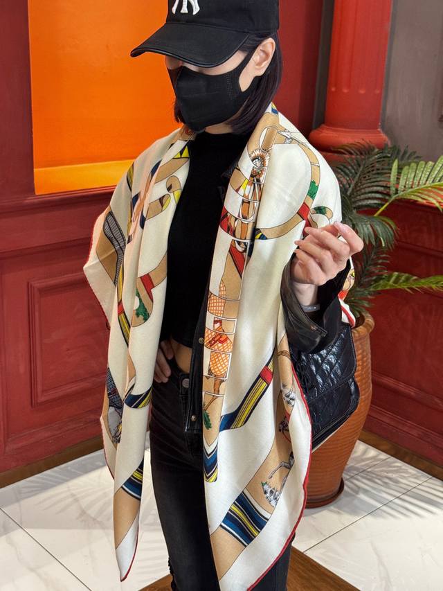 金质马刺与骏马的披挂叠印版”披肩 140顶级丝毛双面同色 手工卷边30%桑蚕丝70%羊毛 这款迷人的140披肩令您散发内在优雅和从容自信。此柔软轻盈的配饰制作精