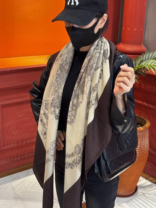 华丽的缰辔花卉版”140丝毛方巾 140顶级丝毛双面同色披肩 手工卷边丝毛方巾 30%真丝70%羊毛 这款丝毛的经典单品展现强大而迷人的女性魅力精髓。此140丝