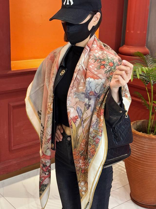 双面丝毛披肩 Lv 手工卷边丝毛方巾 30%桑蚕丝70%羊毛 这款经典单品展现强大而迷人的女性魅力精髓。此140方巾推陈出新，诠释无限的情感和自由，以别样方式书