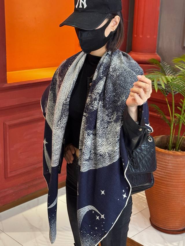 Hermes爱马仕新款 月光飞马Clair De Lune羊绒和真丝披肩，手工卷边 70%羊绒，30%真丝 。140×140Cm 含卷边 这款披肩采用我们标志性