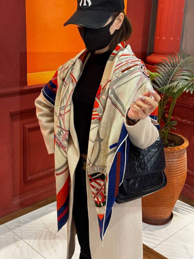 双面同色 原单爱马仕140Cm丝绒方巾 平衡马车 ，没有体验过野村大辅的豪华马车，就不算拥有丰富的人生经历。就连马匹也看着它们经过，有点羡慕它们的朋友们能拉着这