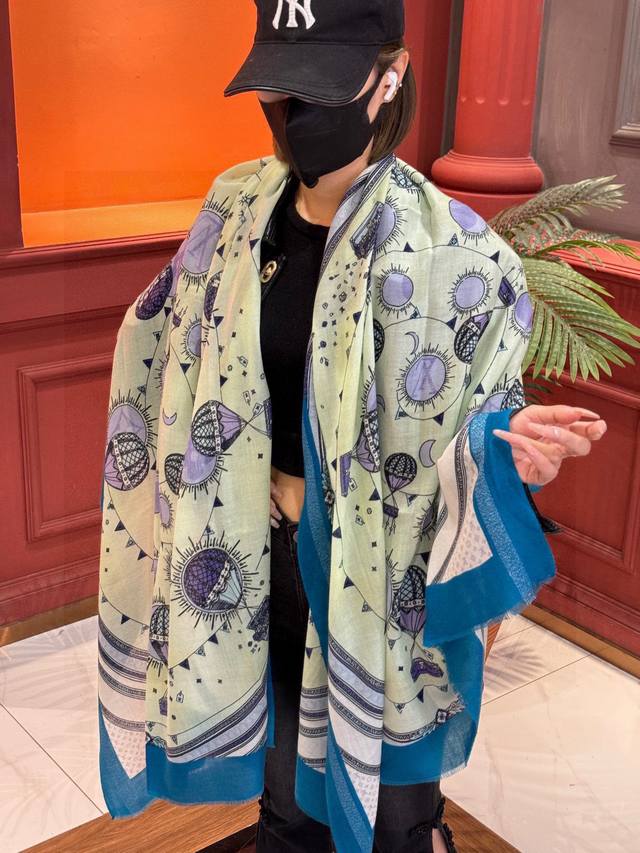 会发光发亮的围巾 热气球 And Away 系列，致意路易威登的旅行传承。描绘 Monogram 热气球载着路易威登手袋和行李箱升向天空之景！！羊绒材质轻奢感十