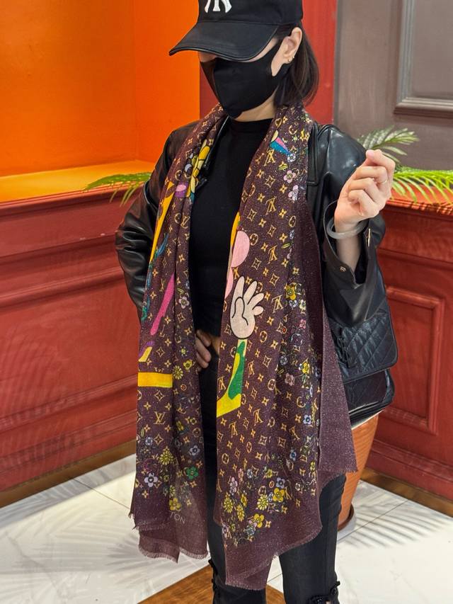 会发光发亮的围巾25年新品上新 专柜同步材质 Lv X Tm Monogram Superflat Flowers 方巾出自路易威登与村上隆携手呈现的合作系列，