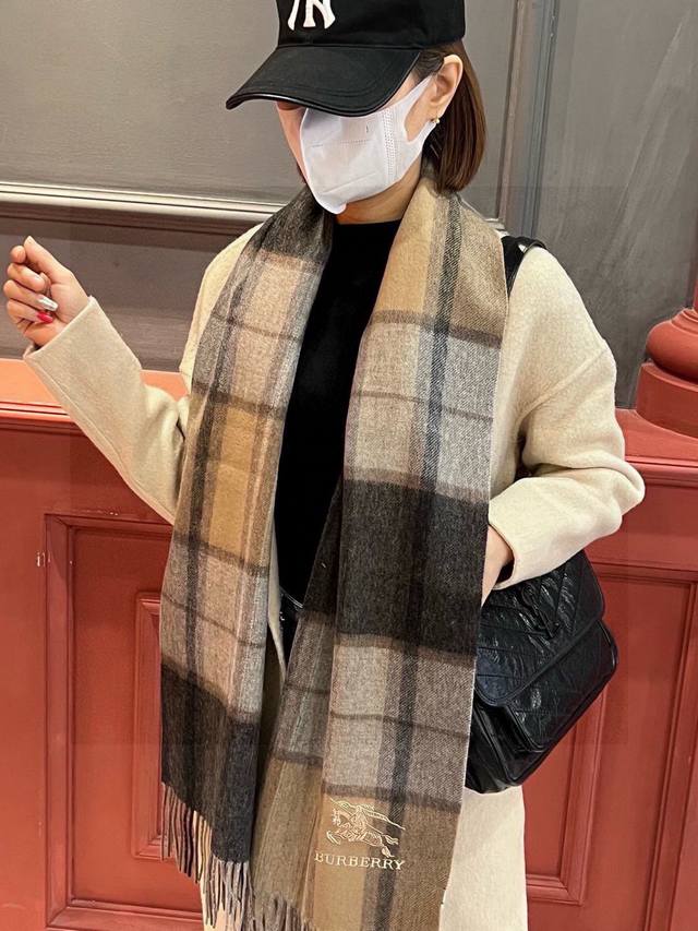 新款巴宝莉大方格子最新款 100%顶极羊羔绒材质非常保暖 柔软亲肤，不扎脖经典巴宝莉格纹设计，加上巴宝莉专属刺绣Logo真的是满满的高级感，送人自留都是极好的选
