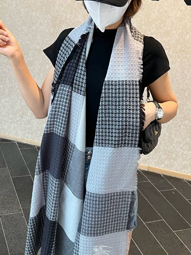 新款 搭配利器 巴宝莉系列货 专供Vip 产品 顶级苏格兰进口羊羔绒 纹路织法使围巾赋有弹性且柔软亲肤 无比的高贵优雅 知性的款式 简洁大气的设计 绝对的不是花