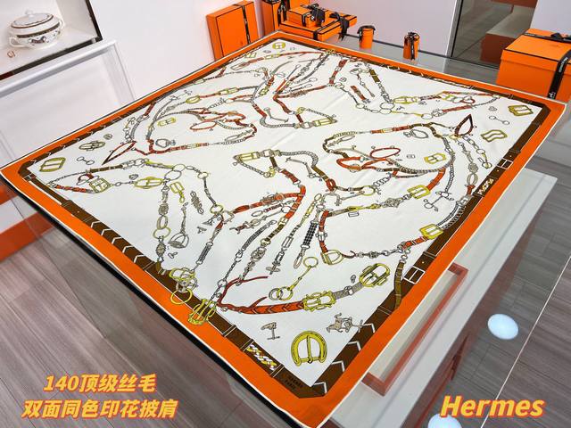 跃动的马儿”140双面丝毛方巾～Hermes 手工卷边丝毛方巾 30%桑蚕丝70%羊毛 这款爱马仕的经典单品展现强大而迷人的女性魅力精髓。此140方巾推陈出新，